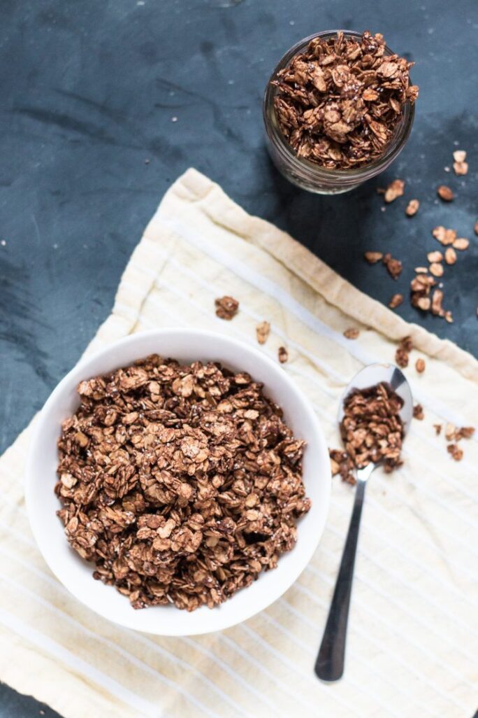 Simple and delicious vegan chocolate chia granola | www.thenutfreevegan.net