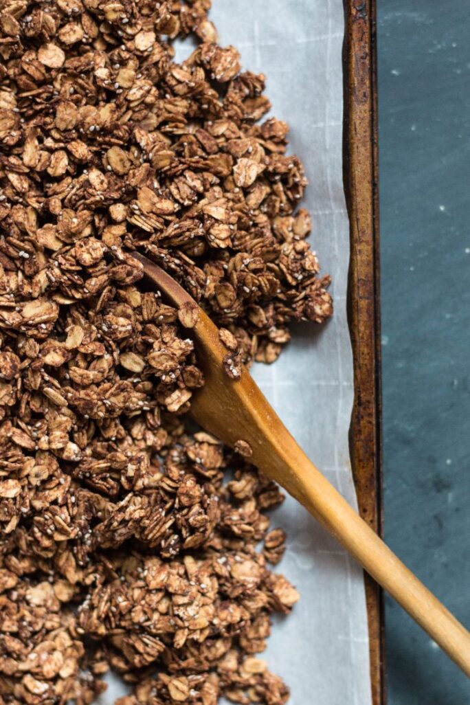 Simple and delicious vegan chocolate chia granola | www.thenutfreevegan.net