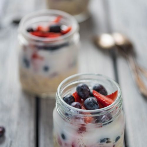 https://thenutfreevegan.net/wp-content/uploads/2018/04/Overnight-Oats-with-Fruit-and-Yogurt-Vegan-nutfreevegan-7-500x500.jpg